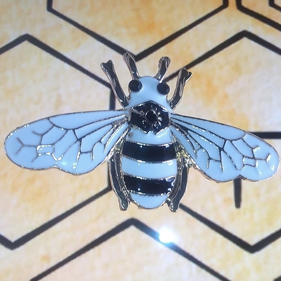 Bee Enamel Pin - Picture 1 of 1